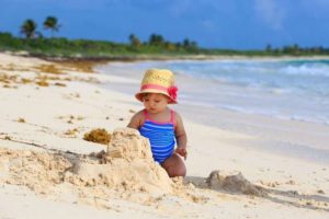 Bebé jugando con la arena