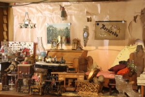 vitrina coleccion de juguetes de frida kahlo en la casa azul