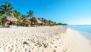 playa de carmen en la rivera maya en la peninsula de yucatan