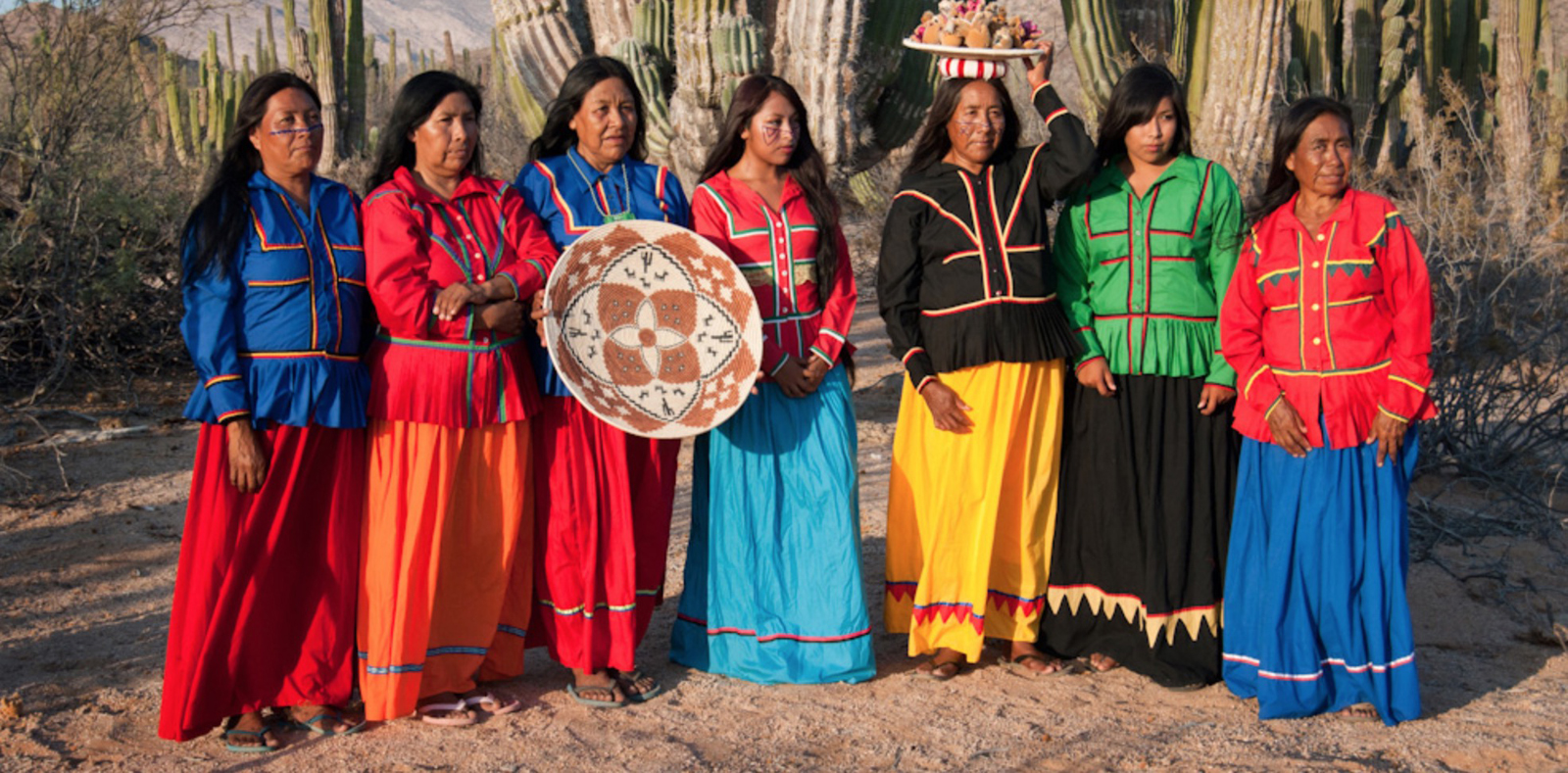 Mujeres Cucapá con vestimenta tradicional y artesanías-cucapa