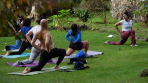 viajes auténticos realizar yoga en tus vacaciones y sus beneficios