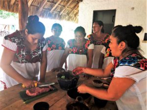 anfitrionas del taller gastronomico maya de yaxunah