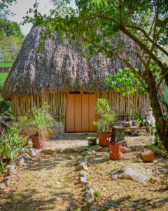cabañas artesanales en el parador turistico de Yaxunah Yucatán