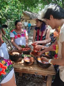 preparación de la cochinita pibil platillo maya en yaxunah