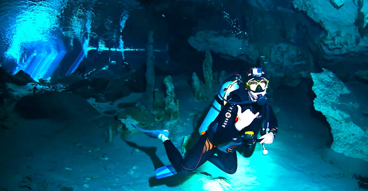 diving-in-cenotes-caves