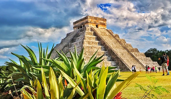 Chichen-Itza-pyramid-Yucatan Fauture